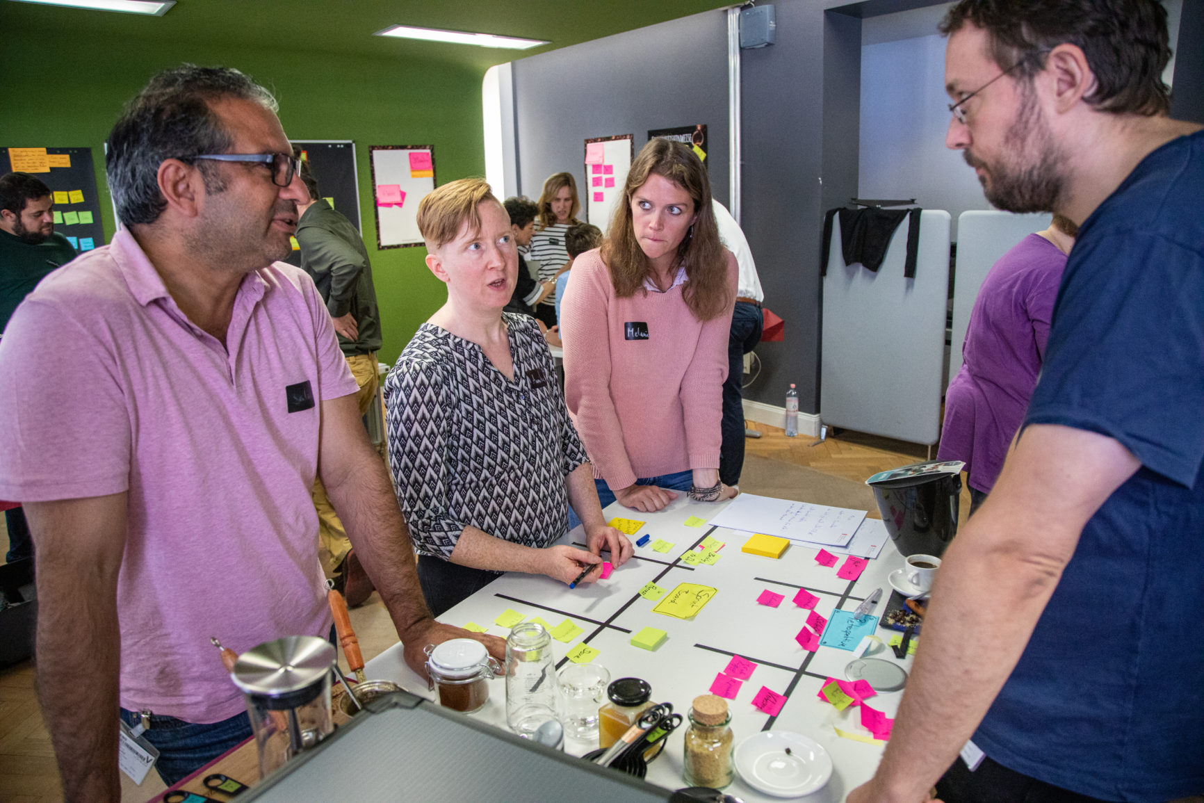 Die Mokka Challenge_Teilnehmer diskutieren